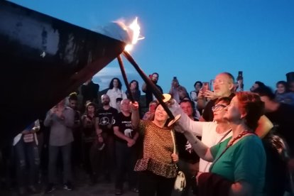 El encendido del candil fue a cargo de la Asociación Cultural de Almócita ‘Los Tres Caños’.