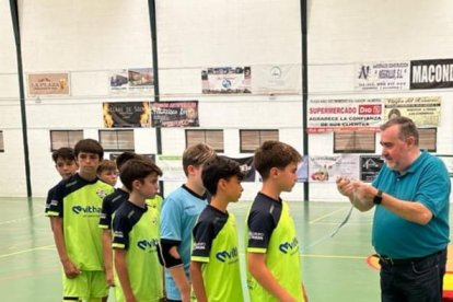 Juan Enrique Cruz entregando las medallas.