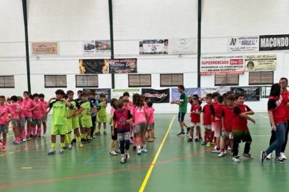 Los equipos finalistas posan en el centro de la pista.