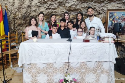 El guitarrista, Antonio de Quero, con los alumnos de la escuela de flamenco de El Morato, que participaron en la misa.