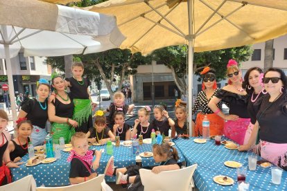 Madres y alumnos y alumnas del Colegio Santa Isabel en la Rambla.