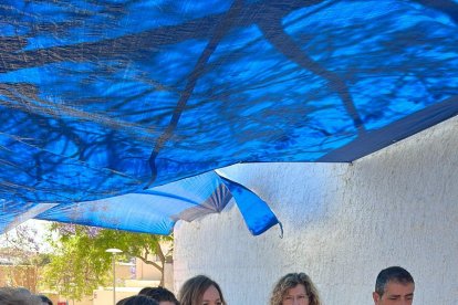 El concejal, Manuel Abad, con vecinos de La Fuensanta.