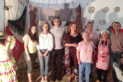 El párroco de Huércal, concejales y vecinos en la Asociación La Peinada.