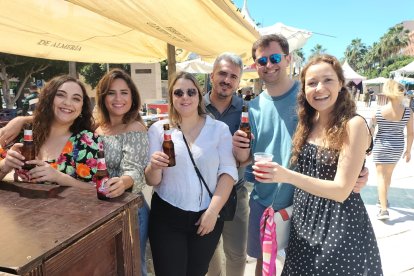 Un grupo de jóvenes, los primeros en llegar a la barra de La Macarena por la mañana.