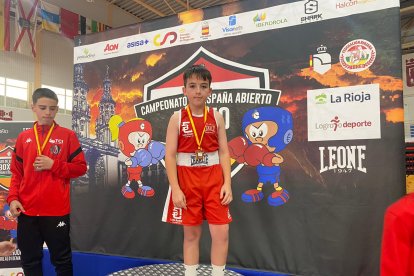 Jorge Martínez luciendo su medalla de oro.