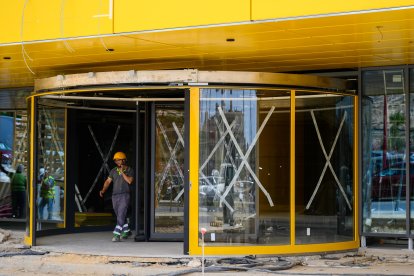 Puerta principal de entrada, de tipo giratorio