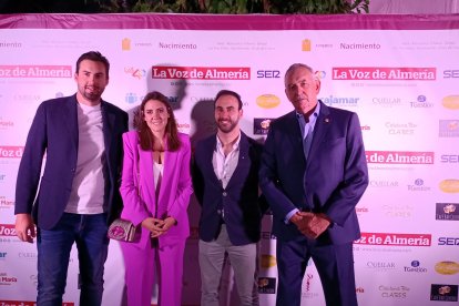 Virginia Palmero (Universidad Abierta de Abla) con Marc Royen, Daniel Royen y David Royen (Proconsult).