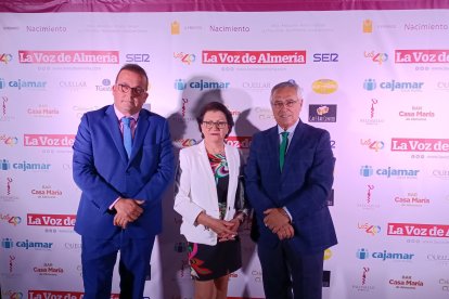 Miguel Guijarro, alcalde de Gérgal, su esposa, Josefina Rubio, y Olivier Martínez, comercial de LA VOZ.