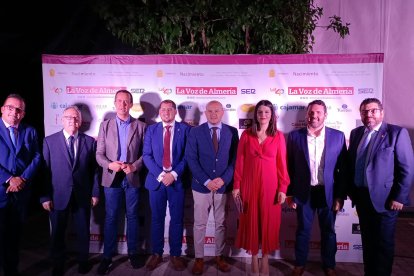 Representantes del PSOE con Olivier Martínez, comercial de LA VOZ.