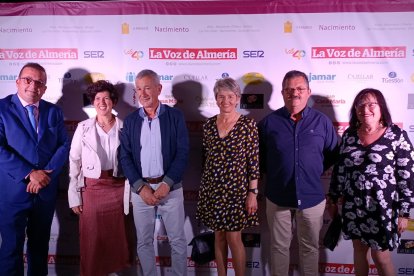 Guillermo Mesas, Soledad Mesas, María Carreño, Rosa Imbernón y Manuel Martínez, con Olivier Martínez, comercial de LA VOZ.