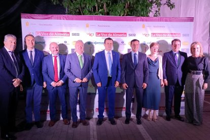 Directivos de LA VOZ con representantes de la Diputación, la Junta y el alcalde de Abla.