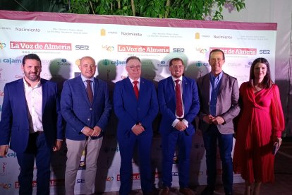 José Martínez Portero, Premio Economía, con representantes del PSOE.