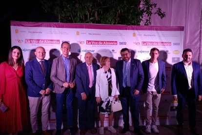 Juan José Muriana, Premio Deporte, con representantes del PSOE.