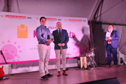 Ciprián Ionut Petenchea, recogiendo el premio de manos de Antonio Martinez Rodriguez, senador por el PSOE de Almería.