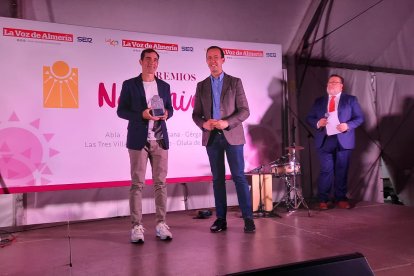 José María Martín, subdelegado del Gobierno en Almería, entregó el premio a Juan José Muriana.