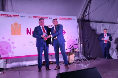 José Martínez Portero recoge el Premio Economía de Ismael Gil, alcalde de Abrucena.