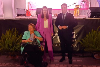 Virginia Palmero Castillo, coordinadora de la Universidad Abierta de Abla; y Piedad Sánchez Medina, alumna, recogiendo el Premio Sociedad que entregó Fernando Giménez, vicepresidente de la Diputación.