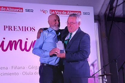Antonio Hernández Milán recoge el Premio Empresa de manos de Miguel Guijarro, alcalde de Gérgal.