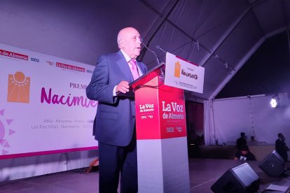 Jesús Vallejo Rivera, secretario de la Sociedad de Cazadores de Fiñana, recoge el Premio Asociacionismo para este colectivo.