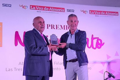 Jesús Vallejo Rivera, secretario de la Sociedad de Cazadores de Fiñana, recoge el Premio Asociacionismo de manos de Guillermo Mesas, concejal de Olula de Castro.