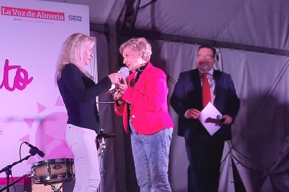 Maria Rosario Rebaque, concejala del Ayuntamiento de Las Tres Villas, haciendo entrega del Premio Gente para Antonio Ruiz que ha recogido Mª Antonia Martínez.