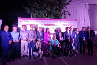 Foto de familia de los galardonados en los X Premios Nacimiento, organizadores y autoridades.