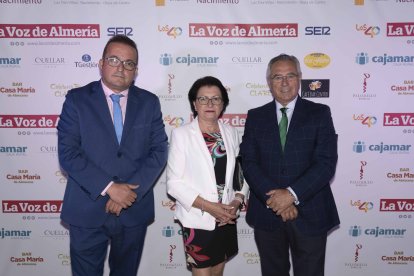 Miguel Guijarro, alcalde de Gérgal, su esposa, Josefina Rubio, y Olivier Martínez, comercial de LA VOZ.