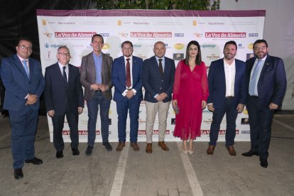 Representantes del PSOE con Olivier Martínez, comercial de LA VOZ.