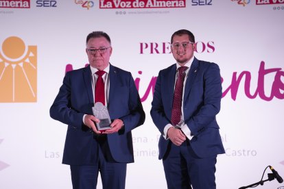 José Martínez Portero, presidente de UNICA Group, fue galardonado con el premio Economía. Aquí está junto a Ismael Gil, alcalde de Abrucena, pueblo natal del premiado.