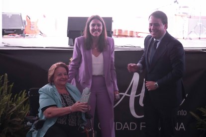 Recogiendo el premio Cultura, para el proyecto \'Abla Viva, Universidad Abierta\', que entregó Fernando Giménez, vicepresidente de la Diputación.