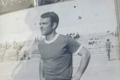 Llegó a ser jugador y al mismo entrenador en aquel fútbol en blanco y negro, de puro sentimiento. 