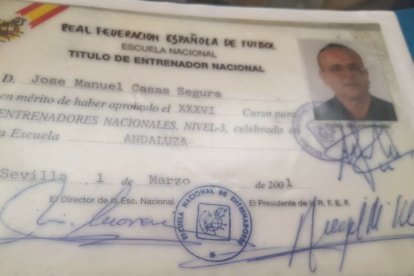 El carné de entrenador nacional que se lo sacó en 2001, hace ahora 22 años. ‘Mágico’ es una enciclopedia de fútbol.