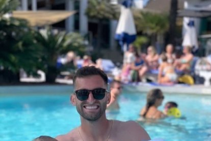 Leo Baptistao con su pequeño y una de las hijas de Rodrigo Ely.