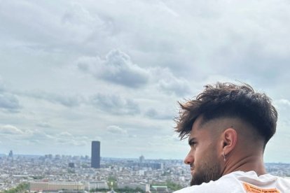 Otra imagen de Arnau en la Torre Eiffel, en París.