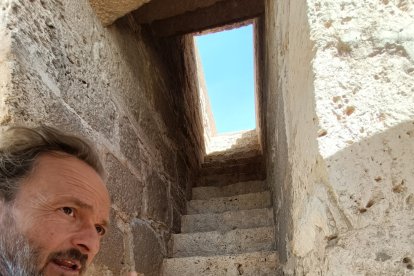 Jesús de Haro muestra una de las escaleras ya restaurada