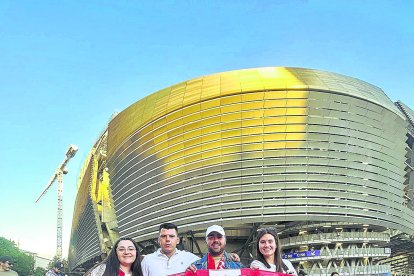 En los exteriores del Estadio Santiago Bernabéu.