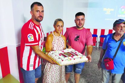 Una tarta para el recuerdo en la puesta de largo de su sede.