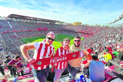 En Sevilla tampoco faltó la Peña La Uva.