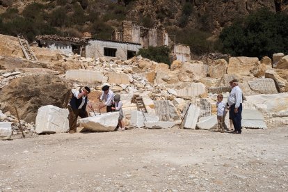 Ramón, Manolo y Emilio junto a las nuevas generaciones de canteros.