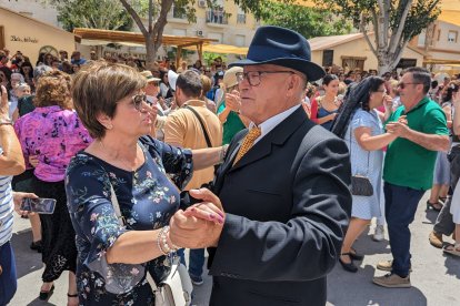 Atabiados con ropas caracterizadas en la primera mitad del siglo XX los asistentes bailaron.