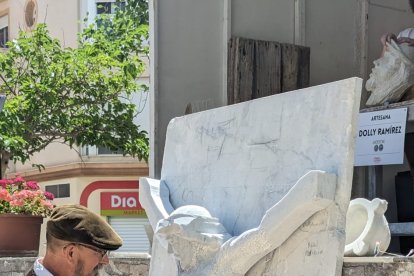 El maestro artesano trabaja en su taller de mármol, esculpiendo figuras a mano.