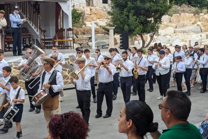 La banda de música seguía a la virgen en procesión mientras la acompañaba con marchas procesionales.
