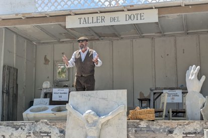 El maestro artesano trabaja en su taller de mármol, esculpiendo figuras a mano.