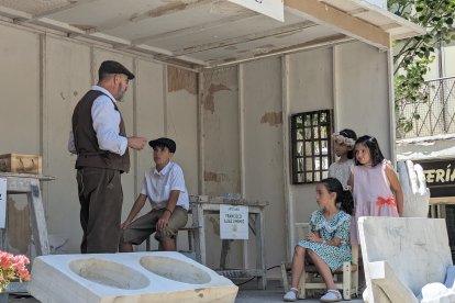 Las nuevas generaciones visitaban habitualmente el taller del artesano para beber de sus conocimientos.