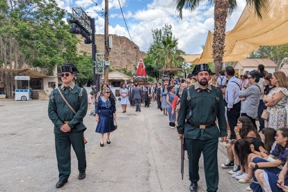 Con cortejo de mantillas y Guardia Civiles la patrona de Macael recorrió las calles.