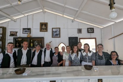 El equipo de \'El Pavero\', que buscan financiar el viajen de fin de curso de los niños del IES Juan Rubio Ortiz.