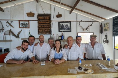 El equipo del bar \'La Mariquita\' de la sociedad \'El perdigón blanco\'.