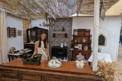 Mariajosé en el mostrador de la pastelería Arriaga, conocida como \'La Chica\'.