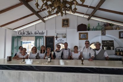 El equipo del bar \'Nevado\' de la cofradía de Semana Santa de Macael.