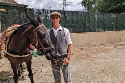 Álvaro junto a uno de los burros que pasearon a los asistentes.